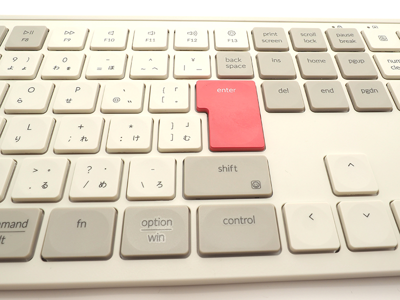 Fn + ファンクションで各種機能が使えるのは当たり前だが、絵文字（右Shiftのところ）も呼び出せるのが今どきなつくり